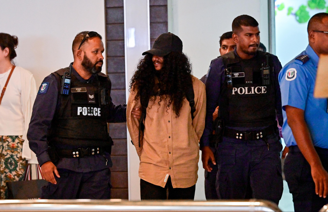 ސިލްސިލާ މާރާމާރީ ހިންގާކަމުގެ ތުހުމަތުގައި ހައްޔަރުކުރި ފަސް މީހަކު ކޯޓުން ދޫކޮށްލައިފި