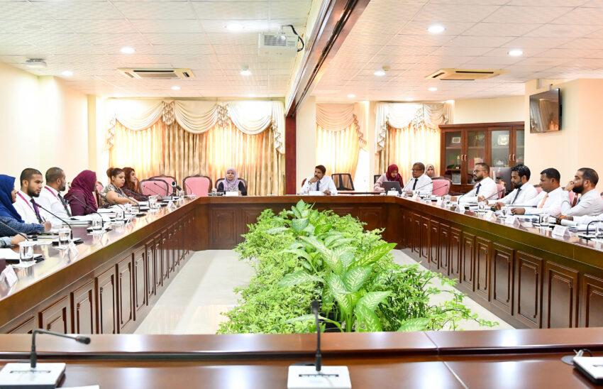 ދިވެހި އަންހެނަކު ތިން ފިރިން ތިބޭ ކަމުގެ މައްސަލައެއް ފާހަގަކޮށްފި
