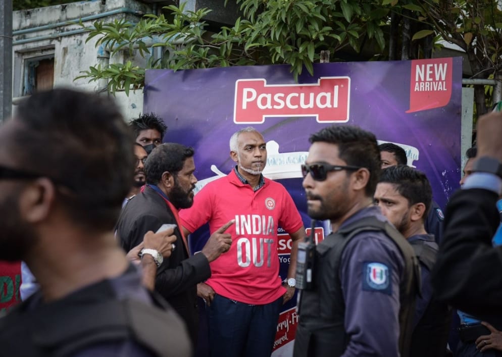 ނިކުތީ އިންޑިއާ އައުޓްކުރާކަށް ނޫނެވެ، ނިކުތީ ފިތުނަ އުފައްދާށެވެ، ފިތުނަ އަކީ ސިޔާސަތެއް ނެތް ސިޔާސީ ޕާޓީތަކުގެ މެނިފެސްޓޯ އެވެ