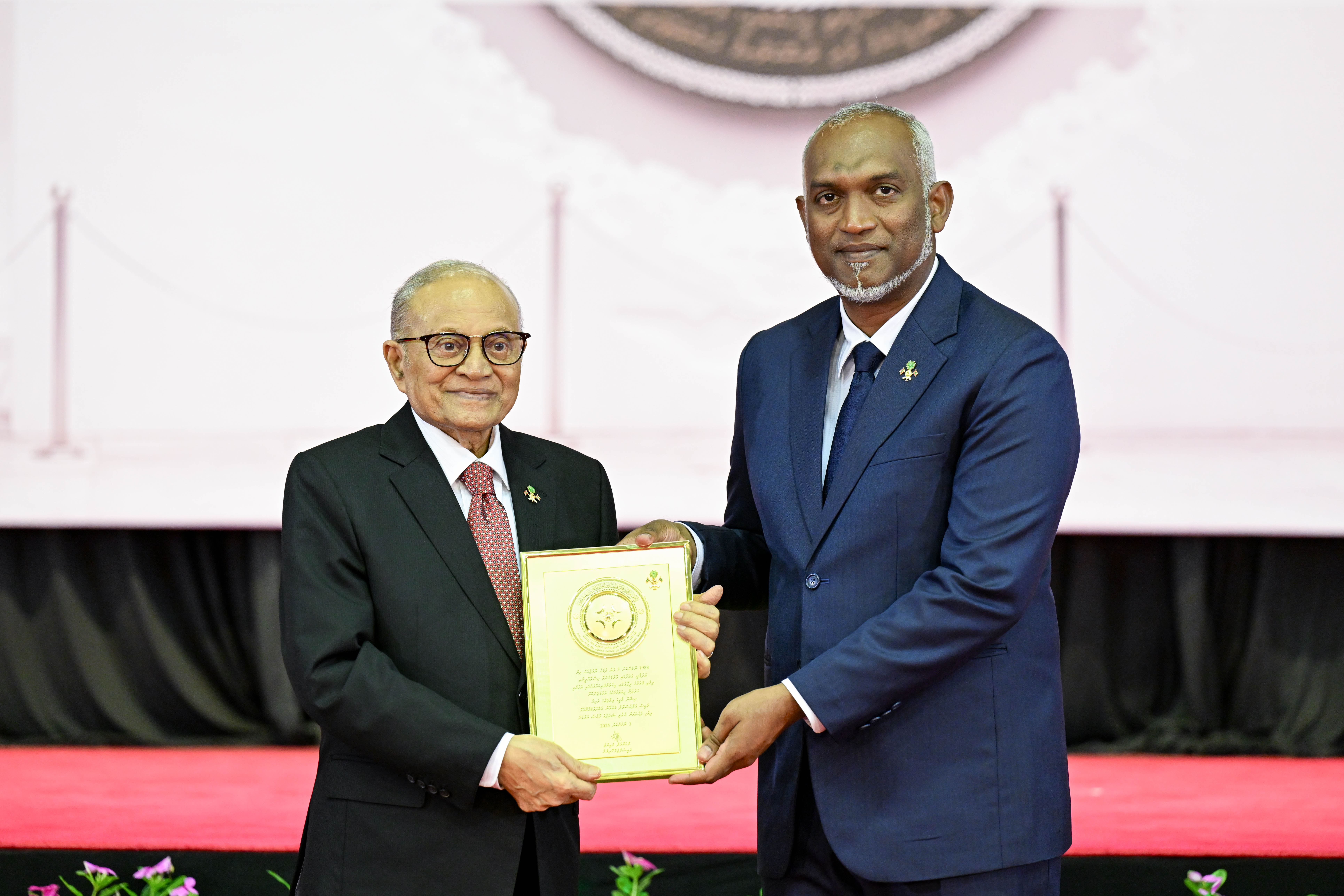 ނޮވެންބަރު 3 ގެ ޝަރަފުގެ ޚާއްޞަ އައްޑަނަ ރައީސް މައުމޫނަށް އަރުވައިފި