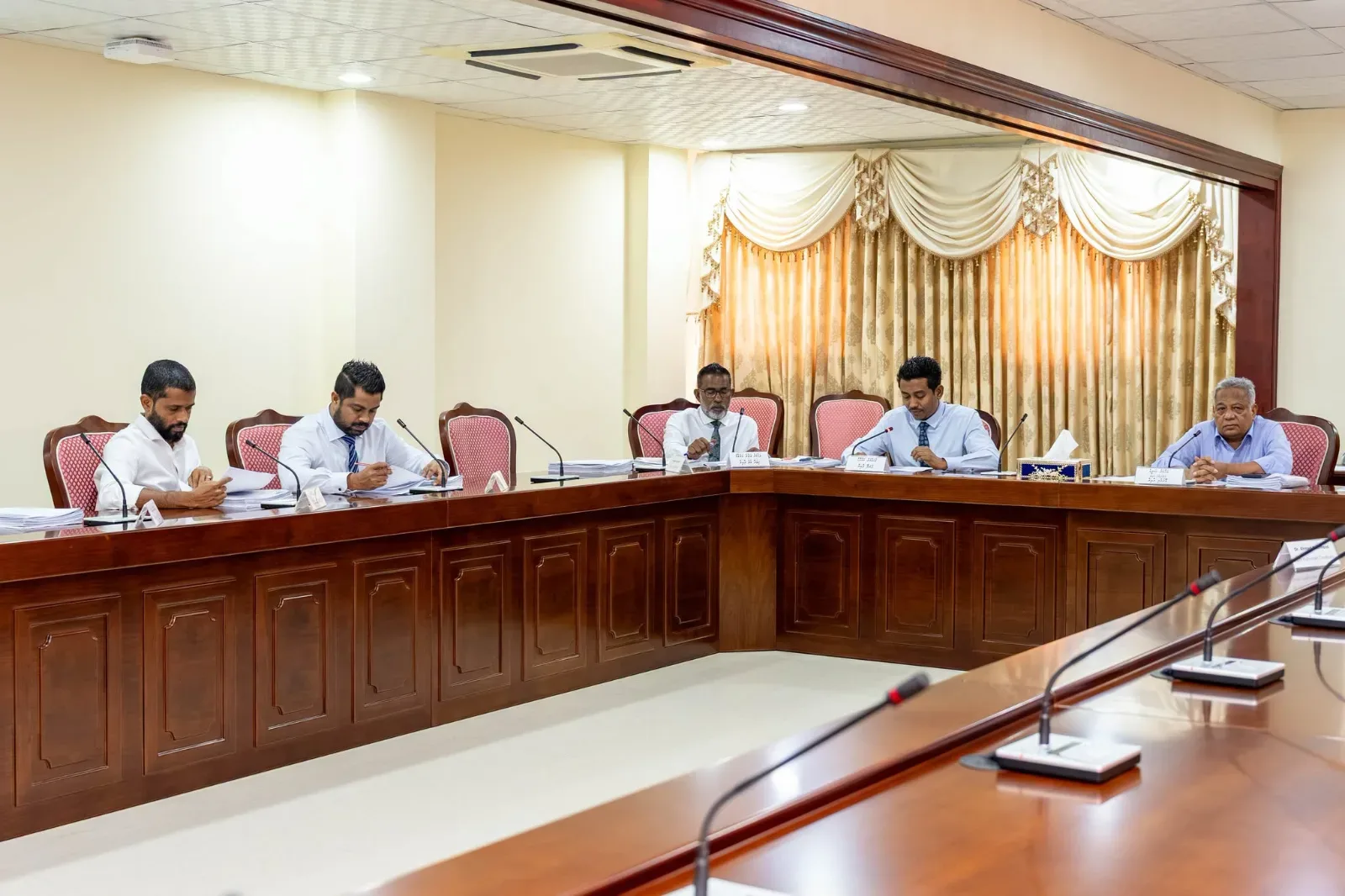 ކަޅުބާޒާރުގައި ޑޮލަރުވިއްކާ އަގުގެ ވާހަކަ ޝާއިރުކުރާ ފާރްތައް ބޮޑު އަދަދަކުން ޖޫރިމަނާ ކުރެވޭގޮތް ހަދަނީ