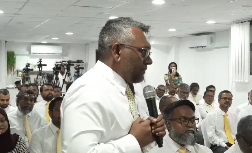 ރައީސް މުއިއްޒު ހެއްދެވީ ދޮގު، ޑެބިޓްކާޑާއި ކްރެޑިޓްކާޑުން ބޭރުގަ މުއާމަލާތެއް ނުކުރެވޭ 50 އިންސައްތަ ޓީޓީއެއްވެސް ވިޔަފާރިތަކަށް ނުލިބޭ: ފައްޔާޒް