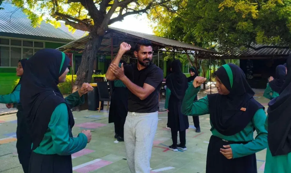 ހިމަންދޫ ސުކޫލުގެ އަންހެން ކުދިންނަށް ފުލުހުން ސެލްފް ޑިފެންސް ދަސްކޮށްދީފީ