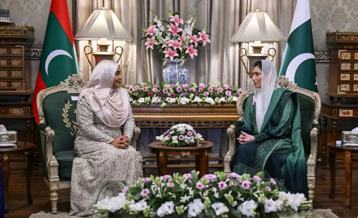 މެޑަމް ސާޖިދާ ޕާކިސްތާނުގެ ފަސްޓްލޭޑީ އާއި ބައްދަލުކުރައްވައިފި