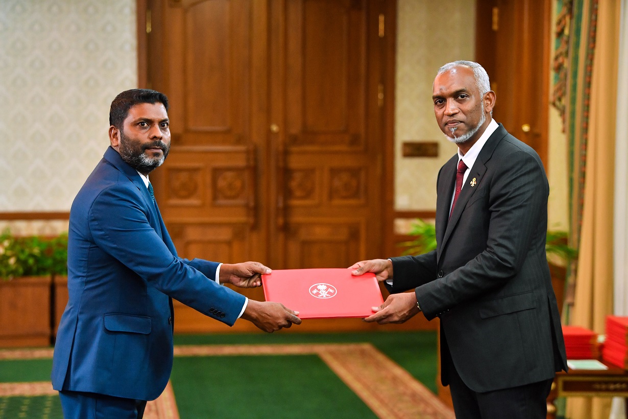 ކުރިން ސަރުކާރަށް ދިން ގޮނޑިއެއް އިދިކޮޅު އެމްޑީޕީއަށް ދިނުމުން ޕީއެންސީގެ ކެމްޕެއިން މެނޭޖަރު ވިދާޅުވީ ސަރުކާރުގެ މަސައްކަތް ރައްޔިތުން ބަލައިގަންނަކަން ހާމަވެއްޖެ ކަމަށް!