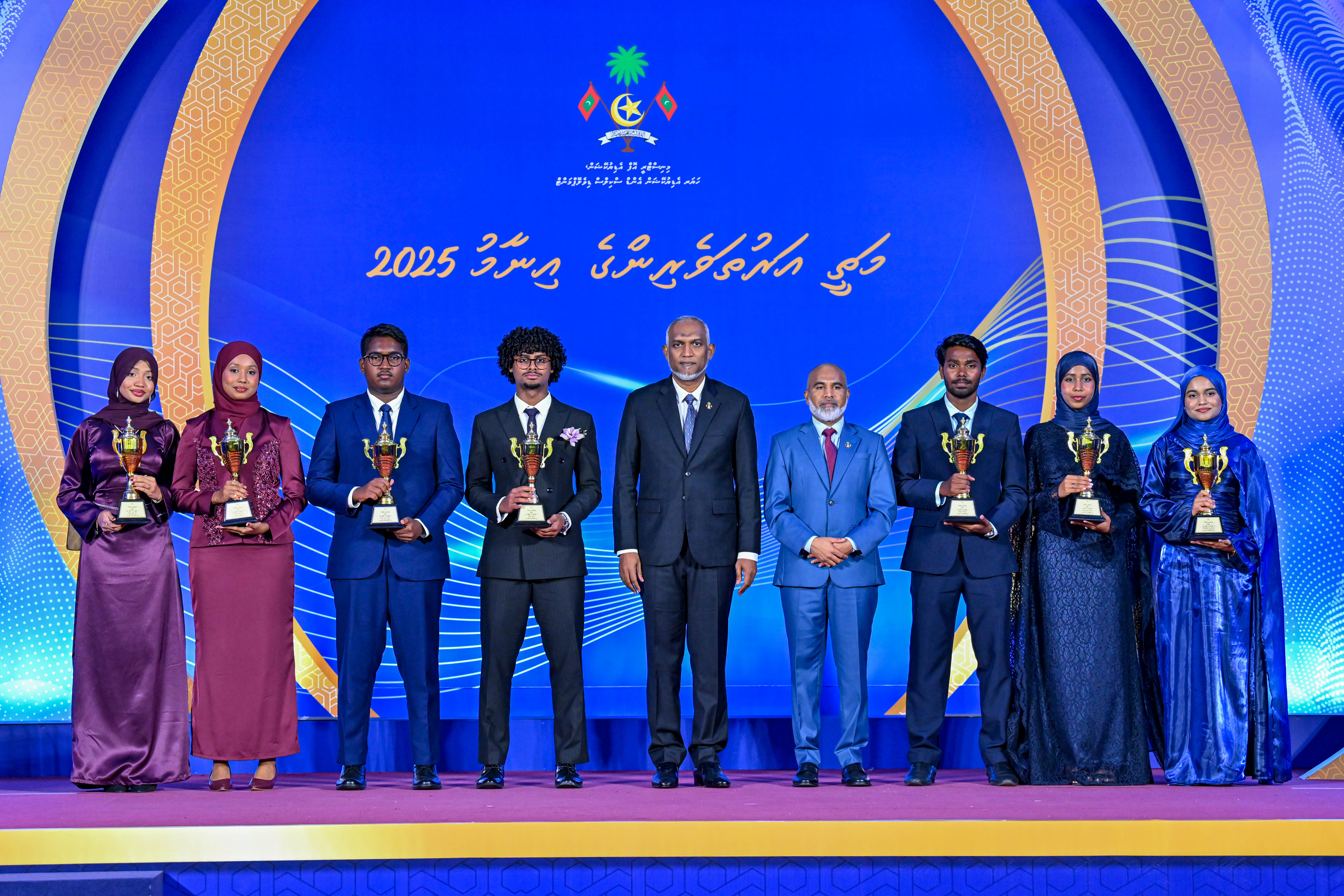 ރައީސުލްޖުމްހޫރިއްޔާ ޑރ މުޢިއްޒު، "މަތީ އަރުތަވެރިންގެ އިނާމު 2025"ގެ 5 ވަނަ ދަންފަޅި ޝަރަފުވެރިކޮށްދެއްވައިފި